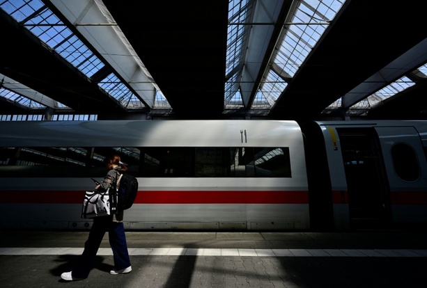 Bild vergr&ouml;&szlig;ern: Einjährige fährt allein in Schnellzug: Rauchender Vater verpasst Weiterfahrt