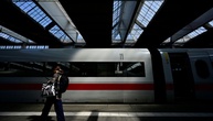 Einjährige fährt allein in Schnellzug: Rauchender Vater verpasst Weiterfahrt