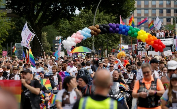 Bild vergr&ouml;&szlig;ern: Rund 300.000 Menschen ziehen bei Hamburger CSD-Demonstration durch die Stadt