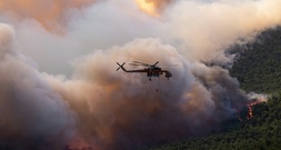 Hunderte Feuerwehrleute kämpfen bei starkem Wind gegen Waldbrände in Griechenland