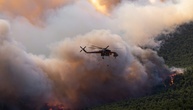 Hunderte Feuerwehrleute kämpfen bei starkem Wind gegen Waldbrände in Griechenland