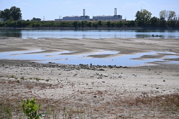 Bild vergr&ouml;&szlig;ern: Niedriger Donau-Pegelstand: Ungarn schaltet einziges Atomkraftwerk ab