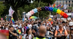 Rund 300.000 Menschen ziehen bei Hamburger CSD-Demonstration durch die Stadt