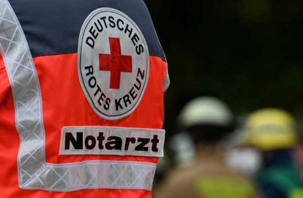 Bild vergr&ouml;&szlig;ern: Traktor stürzt in Wassergraben: 39-Jährige stirbt in Niedersachsen