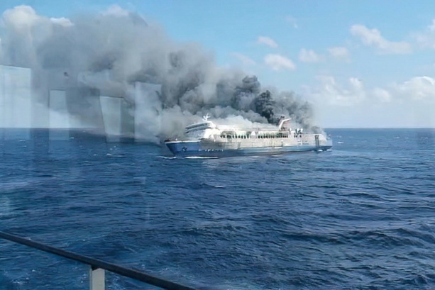 Bild vergr&ouml;&szlig;ern: Mindestens fünf Tote und mehr als 40 Vermisste nach Brand auf Fähre in Indonesien