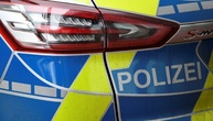 Unter Drogen stehende Nackte greift in Nürnberg Passanten und Polizisten an