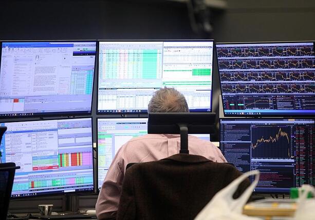 Bild vergr&ouml;&szlig;ern: Dax schließt knapp über 26.000-Punkte-Marke - Ölpreis sinkt