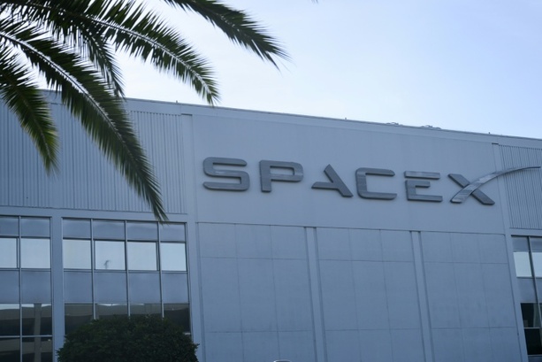 Bild vergr&ouml;&szlig;ern: SpaceX schreibt rote Zahlen: Raumfahrtkonzern enttäuscht nach Rekordbörsengang