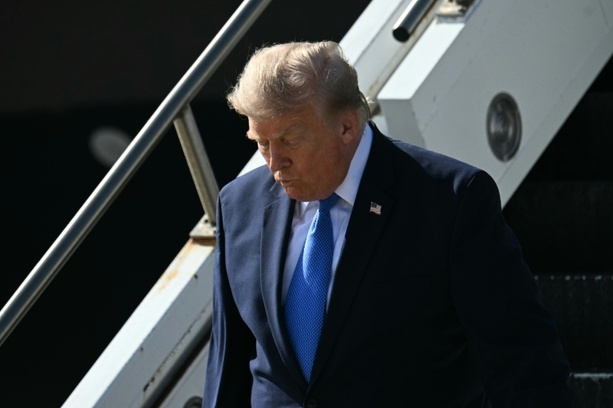 Bild vergr&ouml;&szlig;ern: Trump: Iran muss Hormus-Straße sehr bald öffnen oder wird sehr hart getroffen