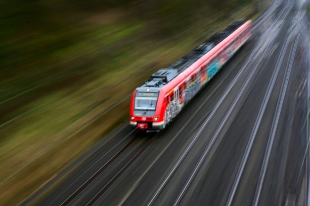 Bild vergr&ouml;&szlig;ern: Mann und Hund in Nordrhein-Westfalen von Zug erfasst und getötet