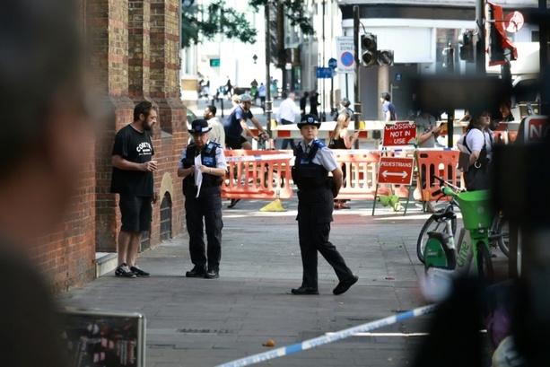 Bild vergr&ouml;&szlig;ern: Vier Menschen in London niedergestochen - eine Frau festgenommen