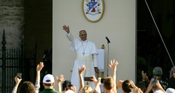 Papst Leo bei Besuch in Assisi von tausenden jungen Menschen begeistert empfangen