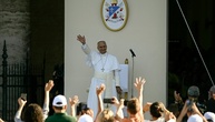 Papst Leo bei Besuch in Assisi von tausenden jungen Menschen begeistert empfangen