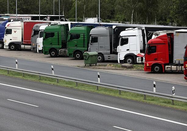 Bild vergr&ouml;&szlig;ern: Zahl mautpflichtiger Lkw auf Autobahnen im Juli gestiegen