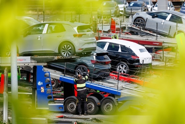 Bild vergr&ouml;&szlig;ern: Zuwächse in der Autobranche: Industrieproduktion legt im Juni leicht zu