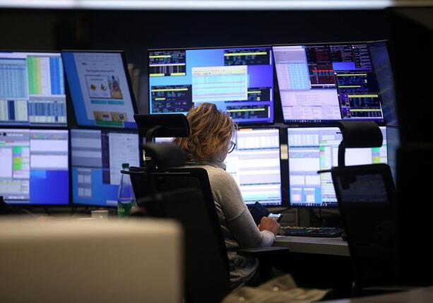 Bild vergr&ouml;&szlig;ern: Dax startet positiv - Anleger blicken nach Washington