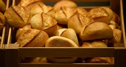 Ältere Stammgäste fehlen tagelang: Bäckereibesitzerin in Speyer rettet Ehepaar