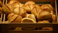 Ältere Stammgäste fehlen tagelang: Bäckereibesitzerin in Speyer rettet Ehepaar