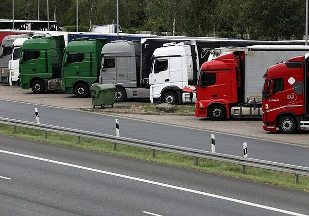 Bild vergr&ouml;&szlig;ern: Grüne streiten über Lockerung des Lkw-Sonntagsfahrverbots