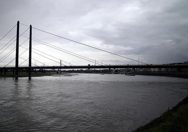 Bild vergr&ouml;&szlig;ern: Niedrigwasser: Binnenschiffer warnen vor Zweiteilung des Rheins