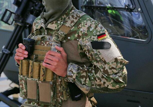 Bild vergr&ouml;&szlig;ern: Wehrbeauftragter warnt vor überfüllten Stuben durch neue Ausrüstung