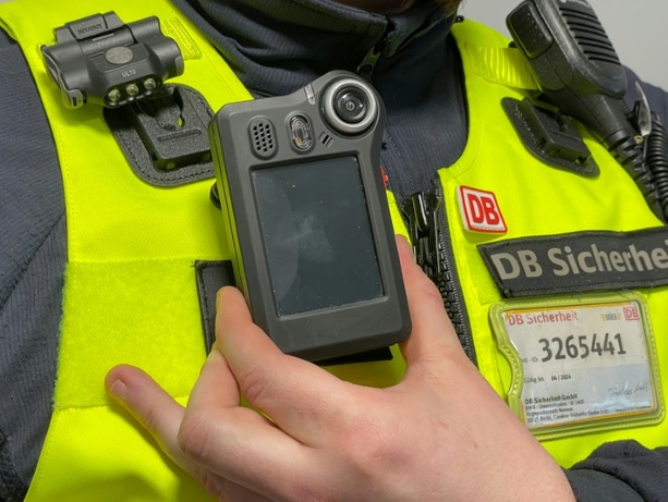 Bild vergr&ouml;&szlig;ern: Schon fast 1000 Übergriffe: DB Regio kündigt Tonaufnahmen bei Bodycams an