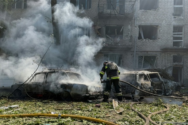 Bild vergr&ouml;&szlig;ern: Behörden: Fünf Tote und 20 Verletze bei russischem Angriff auf Saporischschja