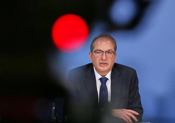 Bild vergr&ouml;&szlig;ern: Dobrindt will Verfassungsschutz zu aktivem Geheimdienst umbauen