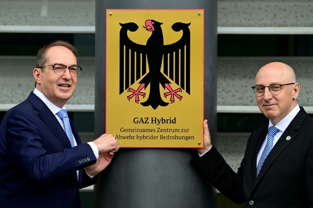 Bild vergr&ouml;&szlig;ern: Dobrindt verteidigt Geheimdienstreform - Kritik an massiver Ausweitung der Befugnisse