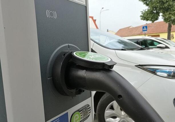 Bild vergr&ouml;&szlig;ern: Studie: EU-Zölle auf E-Autos treffen Staaten unterschiedlich