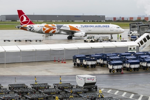 Bild vergr&ouml;&szlig;ern: Drohnensichtung führt zu Sperrung von Flughafen Hannover