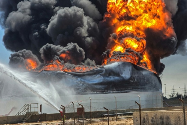 Bild vergr&ouml;&szlig;ern: Brand nach Drohnenangriff auf Ölraffinerie in Libyen laut Unternehmen unter Kontrolle