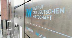 IW-Studie: Ostdeutsche Chefs sehen Demokratie gefährdet