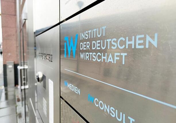 Bild vergr&ouml;&szlig;ern: IW-Studie: Ostdeutsche Chefs sehen Demokratie gefährdet