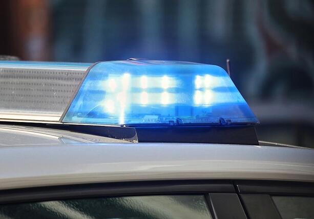 Bild vergr&ouml;&szlig;ern: Stahlträger stürzt auf A81 in Baden-Württemberg