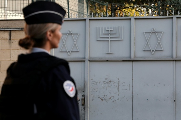 Bild vergr&ouml;&szlig;ern: Russe wegen Hitlergruß vor Synagoge in Frankreich zu acht Monaten Haft verurteilt