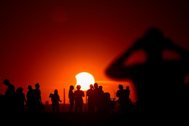 Bild vergr&ouml;&szlig;ern: Sonnenfinsternis legt Verkehr in Bremen lahm: Polizei erfasst rund hundert Verstöße