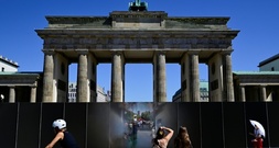 Klöckner weist zu Jahrestag des Mauerbaus auf Spaltungen zwischen Ost und West hin
