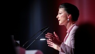 Wagenknecht weist Höckes Angebot zurück - und fordert ihn zu TV-Duell auf