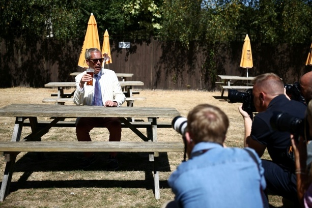 Bild vergr&ouml;&szlig;ern: Rechtspopulist Farage erklärt sich zu Sieger von Nachwahl in England