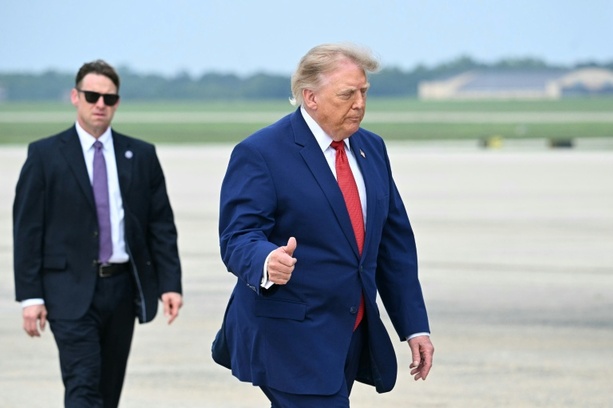 Bild vergr&ouml;&szlig;ern: Trump ordnet bei neuen Flugzeugträgern Rückkehr zu alten Dampfkatapulten an
