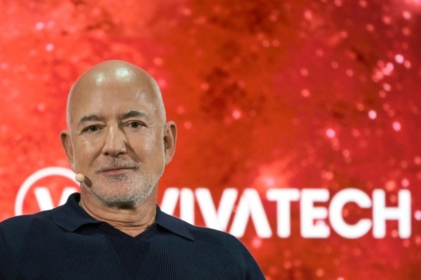 Bild vergr&ouml;&szlig;ern: Amazon-Gründer Bezos steigt mit Investorengruppe bei FC Liverpool ein