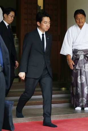Bild vergr&ouml;&szlig;ern: Jahrestag der Kapitulation: Japans Verteidigungsminister besucht umstrittenen Schrein