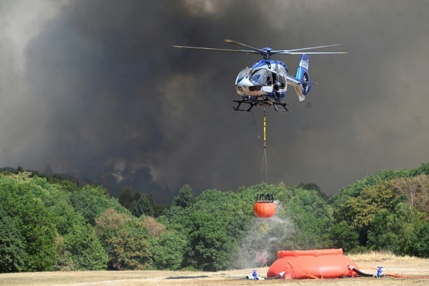Bild vergr&ouml;&szlig;ern: Merz telefoniert mit Landrat von Waldbrandgebiet in NRW