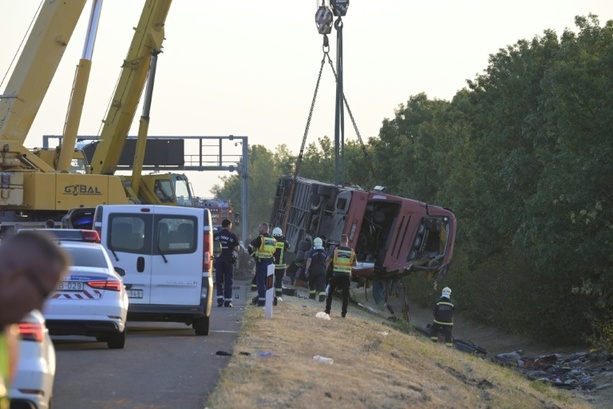 Bild vergr&ouml;&szlig;ern: Zwölf Menschen bei Busunglück in Ungarn gestorben