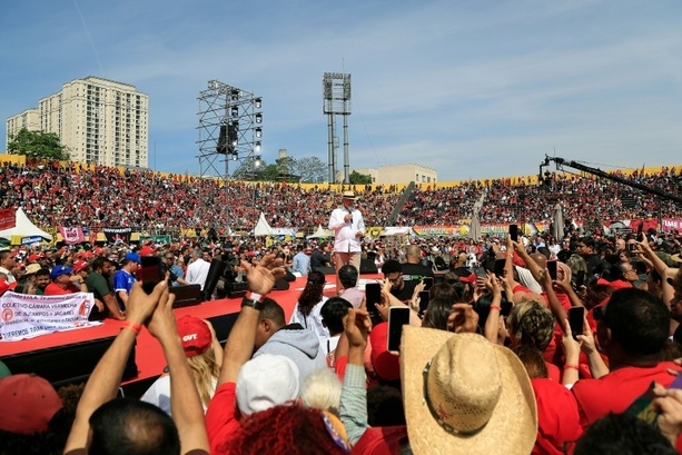 Bild vergr&ouml;&szlig;ern: Lula und Flavio Bolsonaro umwerben bei Wahlkampfauftakt Brasiliens weibliche Wählerschaft