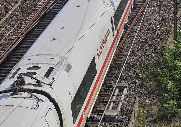 Bild vergr&ouml;&szlig;ern: Bahn hielt 800.000 Wasserpackungen für Hitzenotfälle bereit