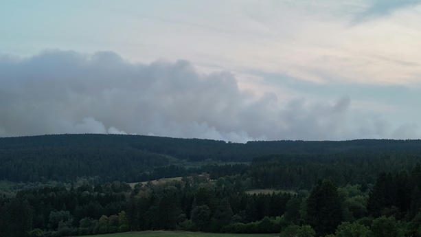 Bild vergr&ouml;&szlig;ern: Brand in Belgien: Eifel-Ort Monschau hofft auf Entspannung der Lage durch Regen