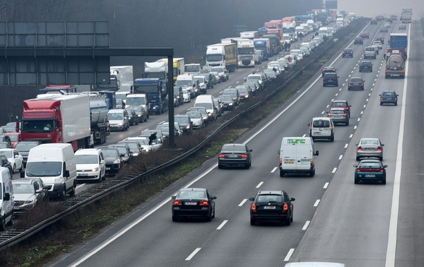 Bild vergr&ouml;&szlig;ern: Rückreisewelle rollt weiter: Wieder Staus am Wochenende zu erwarten