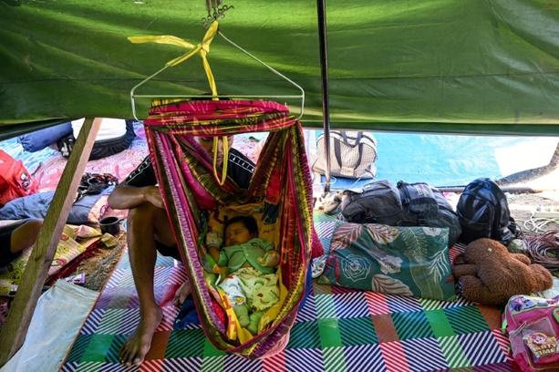 Bild vergr&ouml;&szlig;ern: Erdbeben in Indonesien: Fast 13.000 Menschen sind obdachlos